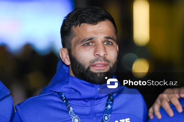 Dünya çempionatında qızıl medal alan Azərbaycan güləşçiləri Vətənə qayıdıblar