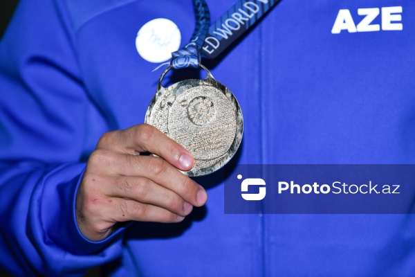 Dünya çempionatında qızıl medal alan Azərbaycan güləşçiləri Vətənə qayıdıblar