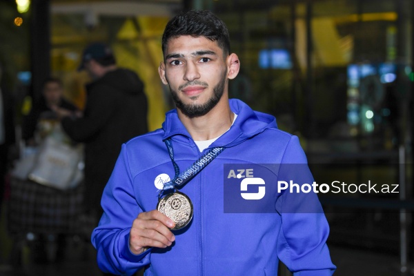 Dünya çempionatında qızıl medal alan Azərbaycan güləşçiləri Vətənə qayıdıblar