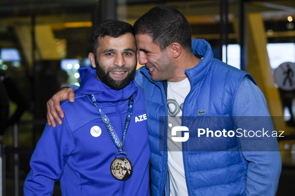 Dünya çempionatında qızıl medal alan Azərbaycan güləşçiləri Vətənə qayıdıblar