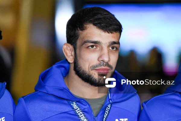 Dünya çempionatında qızıl medal alan Azərbaycan güləşçiləri Vətənə qayıdıblar