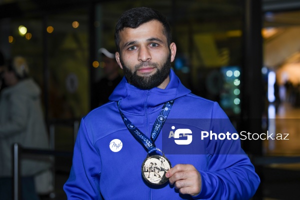 Dünya çempionatında qızıl medal alan Azərbaycan güləşçiləri Vətənə qayıdıblar