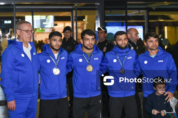 Dünya çempionatında qızıl medal alan Azərbaycan güləşçiləri Vətənə qayıdıblar