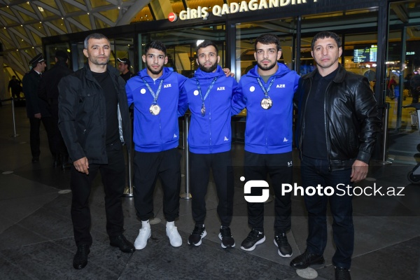 Dünya çempionatında qızıl medal alan Azərbaycan güləşçiləri Vətənə qayıdıblar