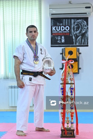 Tokiodakı dünya çempionatında qızıl medal qazanan karateçilərin mükafatlandırma mərasimi