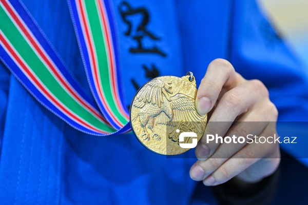 Tokiodakı dünya çempionatında qızıl medal qazanan karateçilərin mükafatlandırma mərasimi
