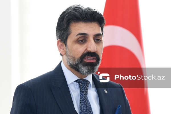 Türkiyə Maarif Vəqfinin idarə heyətinin üzvü Mehmet Özkanın mətbuat nümayəndələri ilə görüşü