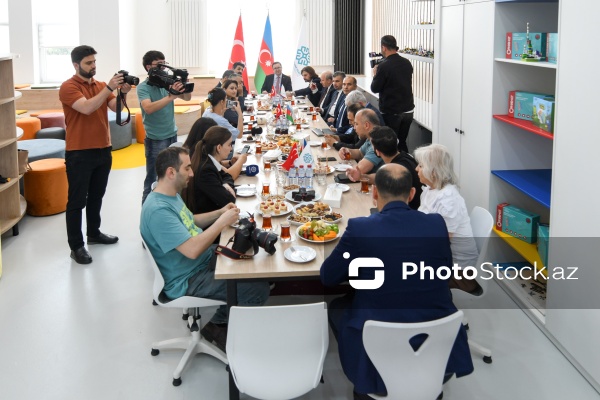Türkiyə Maarif Vəqfinin idarə heyətinin üzvü Mehmet Özkanın mətbuat nümayəndələri ilə görüşü
