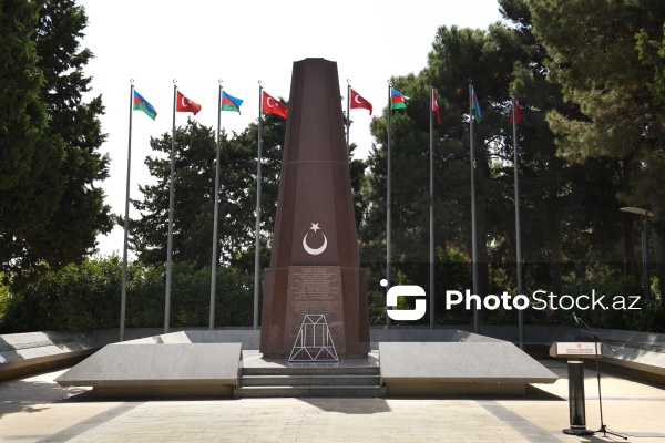 Türkiyənin Zəfər bayramı münasibətilə Bakıdakı "Türk Şəhidliyi" abidəsi ziyarət olunub