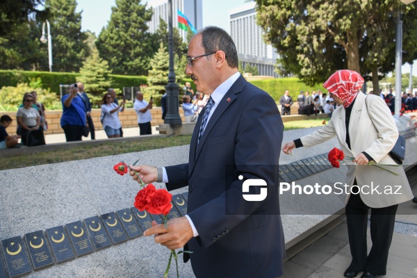 Türkiyənin Zəfər bayramı münasibətilə Bakıdakı "Türk Şəhidliyi" abidəsi ziyarət olunub