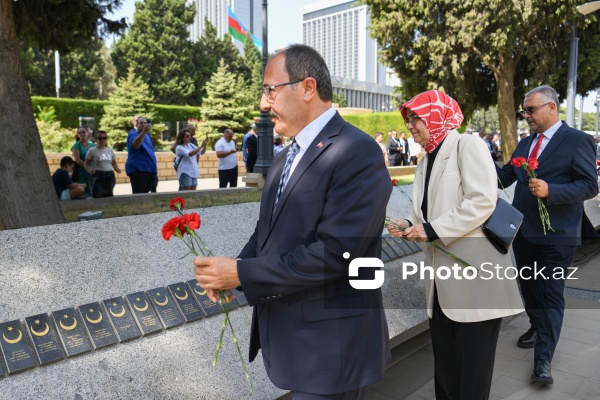 Türkiyənin Zəfər bayramı münasibətilə Bakıdakı "Türk Şəhidliyi" abidəsi ziyarət olunub