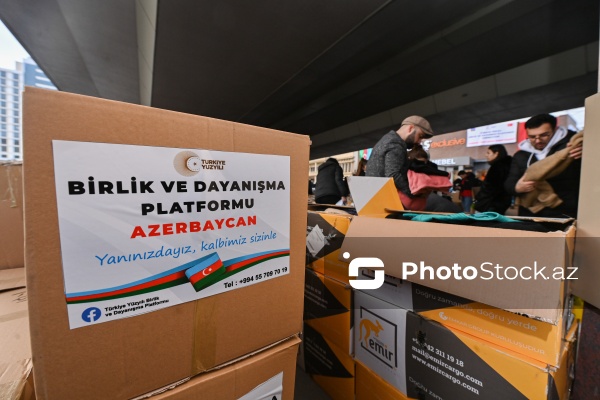 Türkiyəyə yardım üçün Bakıdakı məntəqəyə axın edən insanlar
