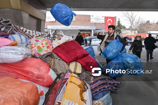 Türkiyəyə yardım üçün Bakıdakı məntəqəyə axın edən insanlar
