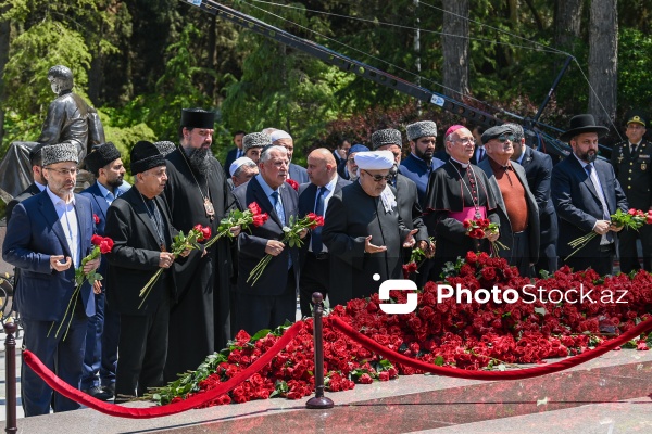Ümummilli Lider Heydər Əliyevin xatirəsi anılır