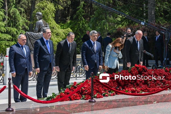 Ümummilli Lider Heydər Əliyevin xatirəsi anılır