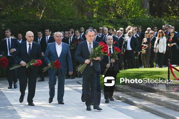 Ümummilli Lider Heydər Əliyevin xatirəsi anılır