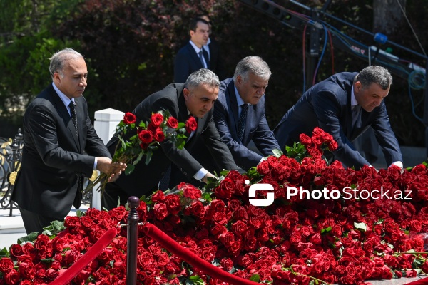 Ümummilli Lider Heydər Əliyevin xatirəsi anılır