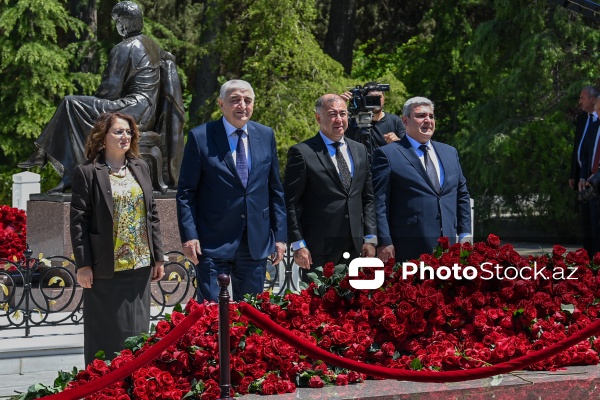 Ümummilli Lider Heydər Əliyevin xatirəsi anılır