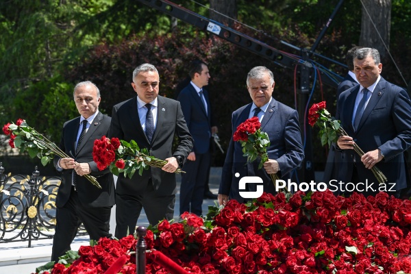 Ümummilli Lider Heydər Əliyevin xatirəsi anılır