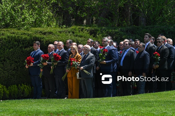 Ümummilli Lider Heydər Əliyevin xatirəsi anılır