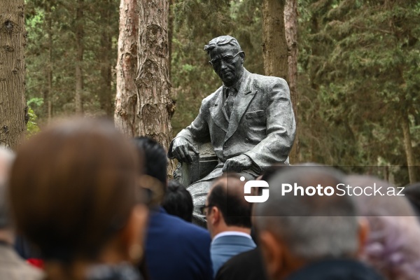 Fəxri Xiyabanda Üzeyir Hacıbəylinin 140 illiyinə həsr olunmuş anım mərasimi