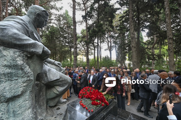 Fəxri Xiyabanda Üzeyir Hacıbəylinin 140 illiyinə həsr olunmuş anım mərasimi