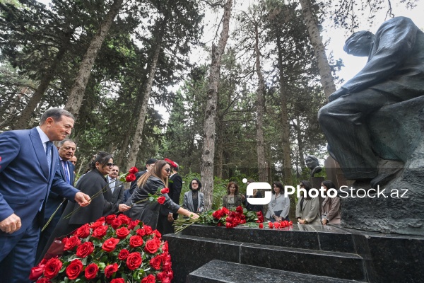 Fəxri Xiyabanda Üzeyir Hacıbəylinin 140 illiyinə həsr olunmuş anım mərasimi