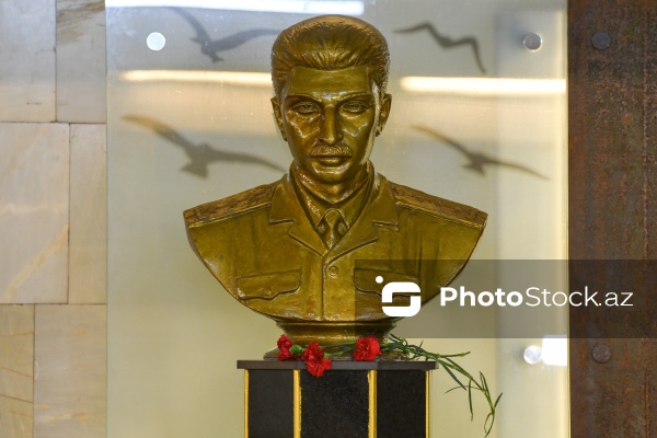 Çingiz Babayevin "Ulduz" metrostansiyasında yerləşən büstü