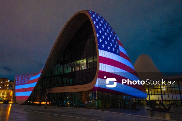 Vitse-prezident Ceyms Devid Vensin rəsmi səfərinin şərəfinə ABŞ bayrağının təsviri ilə işıqlandırılan Heydər Əliyev Mərkəzi