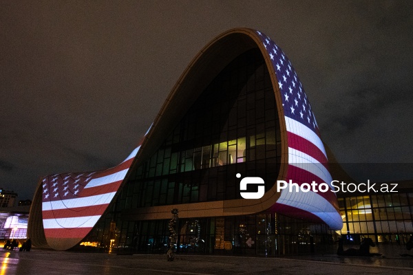 Vitse-prezident Ceyms Devid Vensin rəsmi səfərinin şərəfinə ABŞ bayrağının təsviri ilə işıqlandırılan Heydər Əliyev Mərkəzi