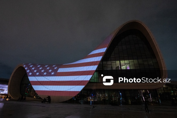 Vitse-prezident Ceyms Devid Vensin rəsmi səfərinin şərəfinə ABŞ bayrağının təsviri ilə işıqlandırılan Heydər Əliyev Mərkəzi