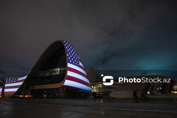 Vitse-prezident Ceyms Devid Vensin rəsmi səfərinin şərəfinə ABŞ bayrağının təsviri ilə işıqlandırılan Heydər Əliyev Mərkəzi