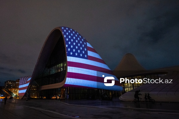 Vitse-prezident Ceyms Devid Vensin rəsmi səfərinin şərəfinə ABŞ bayrağının təsviri ilə işıqlandırılan Heydər Əliyev Mərkəzi