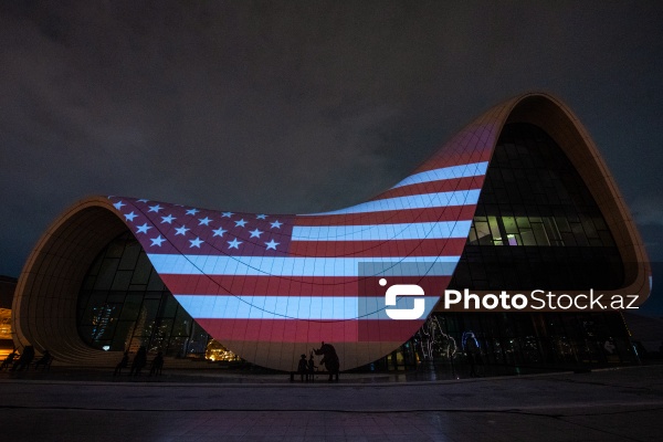 Vitse-prezident Ceyms Devid Vensin rəsmi səfərinin şərəfinə ABŞ bayrağının təsviri ilə işıqlandırılan Heydər Əliyev Mərkəzi