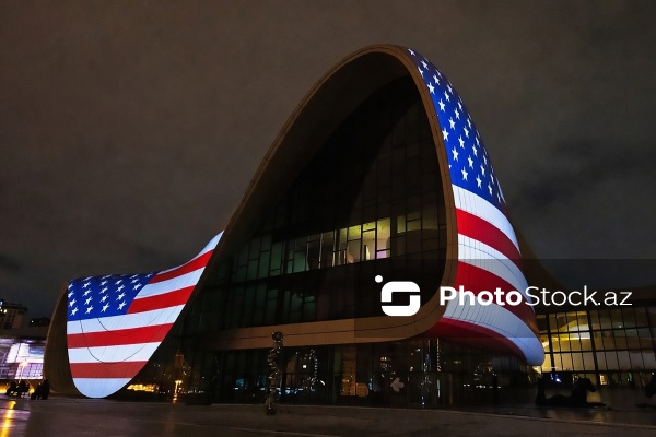 Vitse-prezident Ceyms Devid Vensin rəsmi səfərinin şərəfinə ABŞ bayrağının təsviri ilə işıqlandırılan Heydər Əliyev Mərkəzi