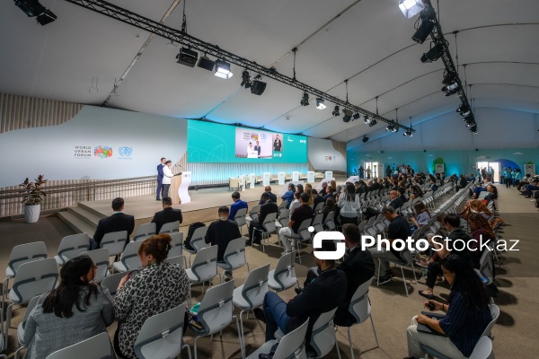 WUF13 çərçivəsində keçirilən "Böhranların bərpası və yenidənqurulmasının mərkəzində mənzil təminatı" adlı sessiya