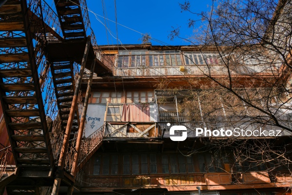 Xalq artisti Əlibaba Abdullayevin yaşadığı baxımsız vəziyyətdə qalmış bina