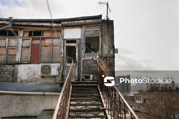 Xalq artisti Əlibaba Abdullayevin yaşadığı baxımsız vəziyyətdə qalmış bina