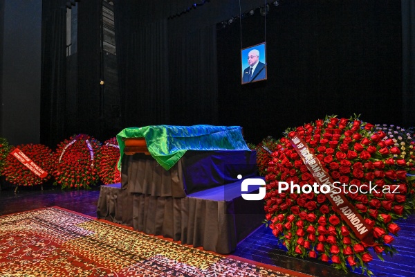 Xalq yazıçısı Elçin Əfəndiyevin vida mərasimi