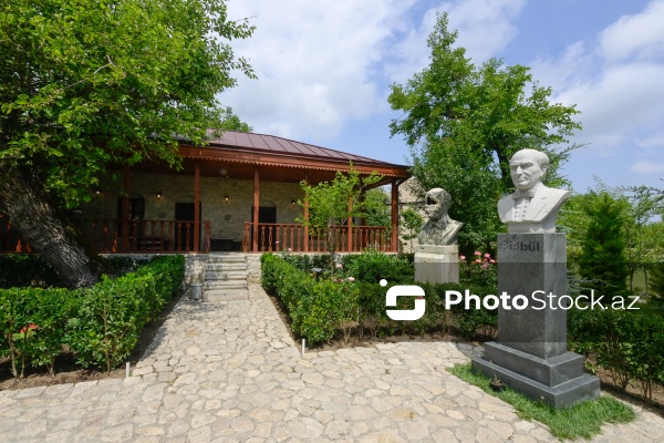 Xarici diplomatlar Bülbülün ev-muzeyini ziyarət ediblər