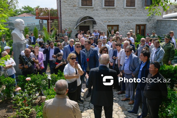 Xarici diplomatlar Bülbülün ev-muzeyini ziyarət ediblər