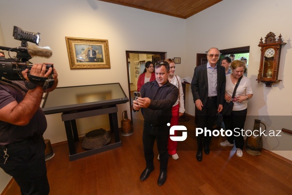 Xarici diplomatlar Bülbülün ev-muzeyini ziyarət ediblər