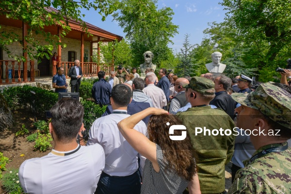 Xarici diplomatlar Bülbülün ev-muzeyini ziyarət ediblər