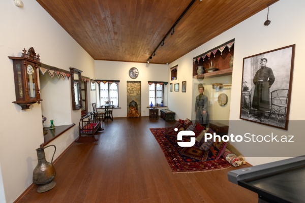 Xarici diplomatlar Bülbülün ev-muzeyini ziyarət ediblər