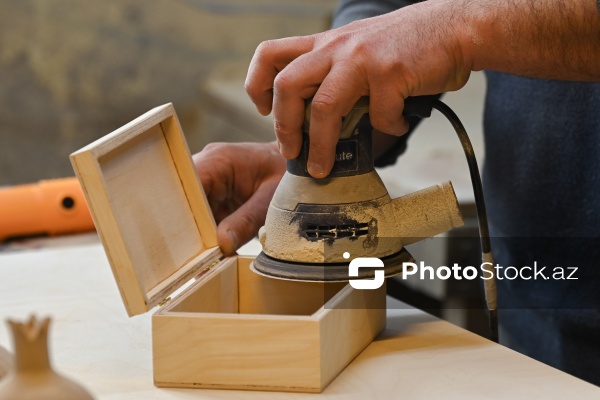 Ağac materiallarını sənətə çevirən xarrat Əziz Hüseynzadə