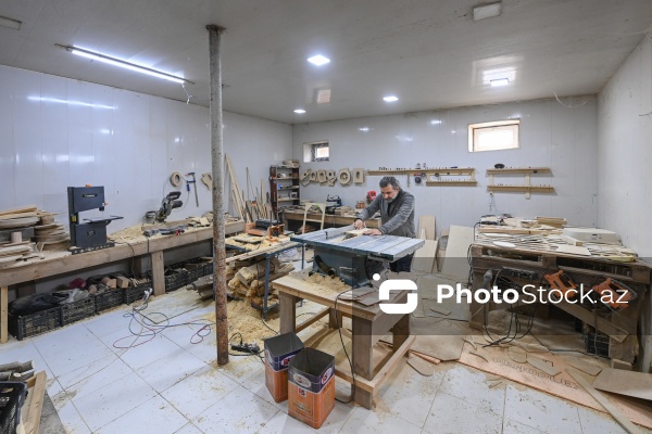 Ağac materiallarını sənətə çevirən xarrat Əziz Hüseynzadə