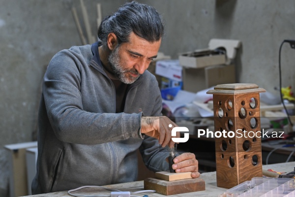 Ağac materiallarını sənətə çevirən xarrat Əziz Hüseynzadə