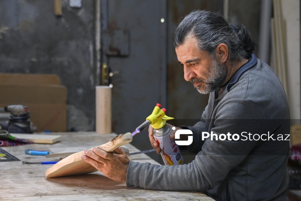 Ağac materiallarını sənətə çevirən xarrat Əziz Hüseynzadə