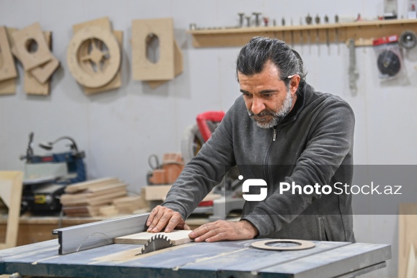 Ağac materiallarını sənətə çevirən xarrat Əziz Hüseynzadə
