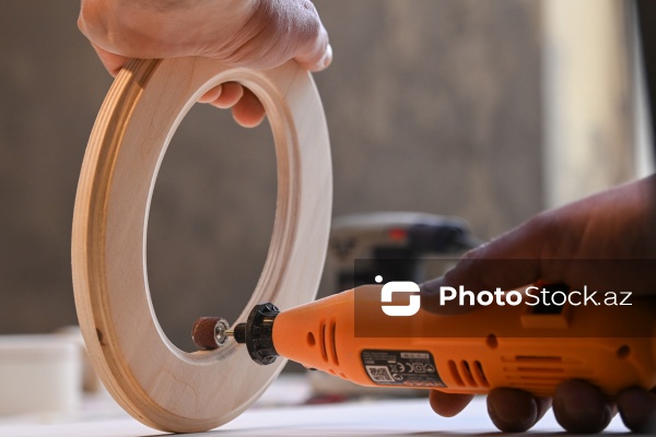 Ağac materiallarını sənətə çevirən xarrat Əziz Hüseynzadə